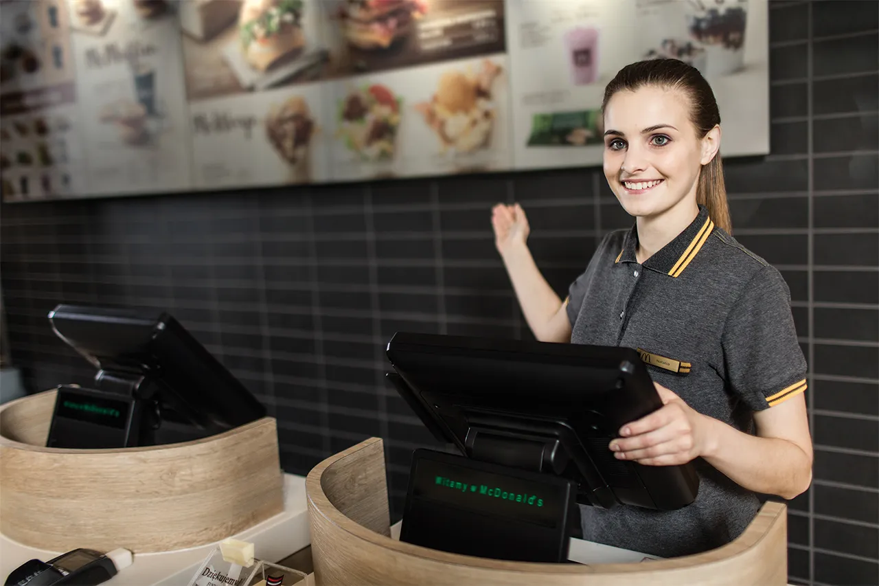 Pracownik McDonald's w pracy, restauracja McDonald's