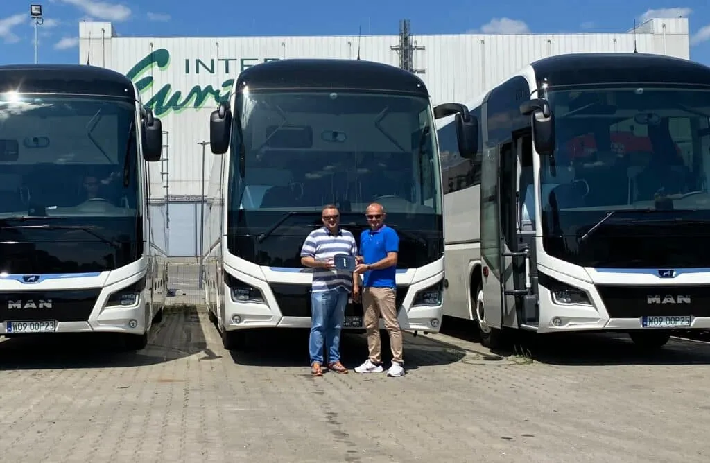 r&oacute;żne typy autobus&oacute;w w Polsce (miejski, turystyczny, międzymiastowy)