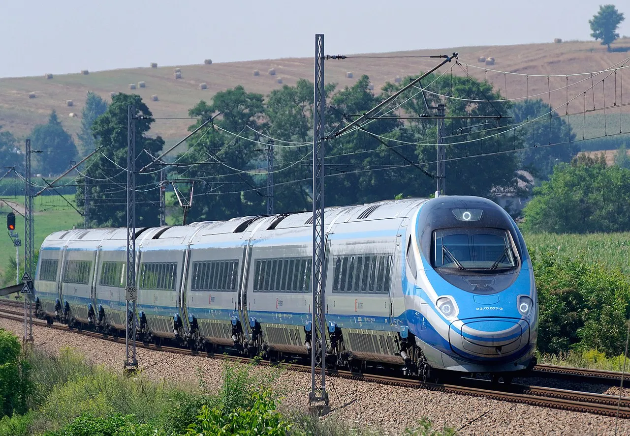 Pociąg Pendolino w Polsce na dworcu