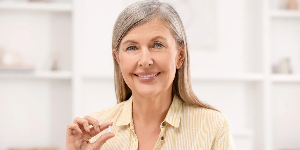 Kobieta rozmawiająca z lekarzem, symbolizująca konsultację medyczną w sprawach intymnych