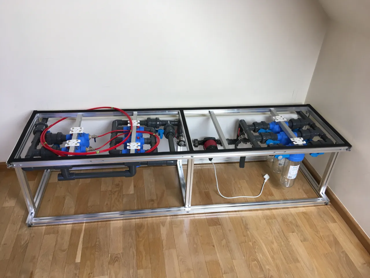 Por&oacute;wnanie wytrzymałości stelaża metalowego i szafki pod akwarium