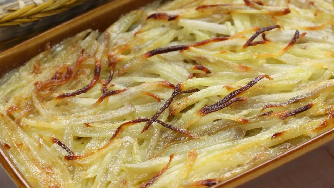 Zapiekane ziemniaki w słupkach, idealne danie pokazujące, co można zrobić z ziemniak&oacute;w na obiad. Złociste i lekko przypieczone.