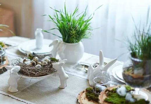 dekoracje stołu wielkanocnego naturalne pastele