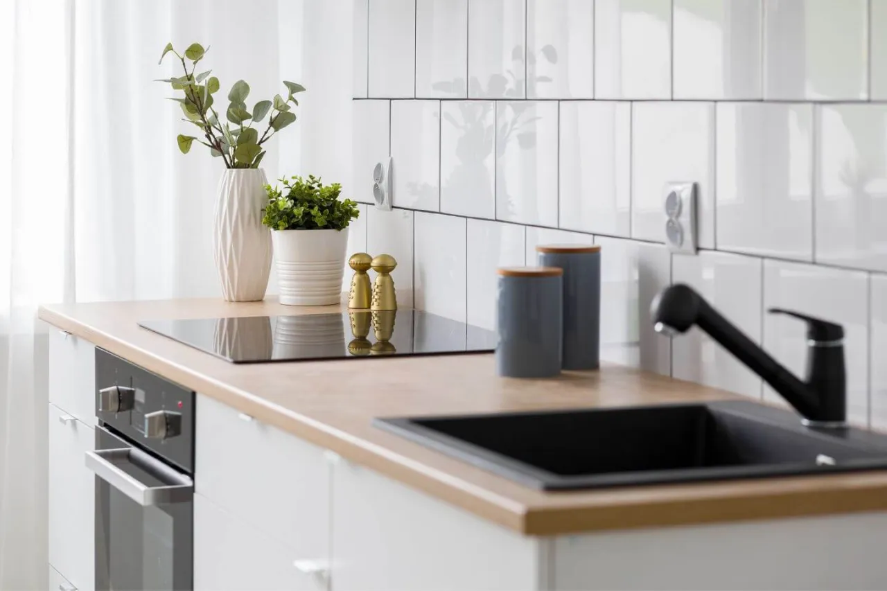 płytki ceramiczne do białej kuchni z drewnianym blatem