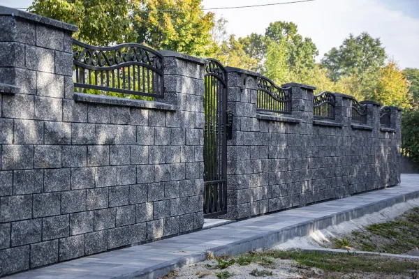 ogrodzenie betonowe z pustak&oacute;w łupanych