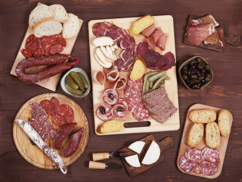 Deska tapas z kiełbasą fuet, serami i oliwkami