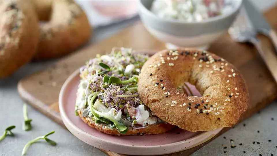 bajgle bezglutenowe z serkiem i łososiem, bajgle z awokado, bajgle na słodko