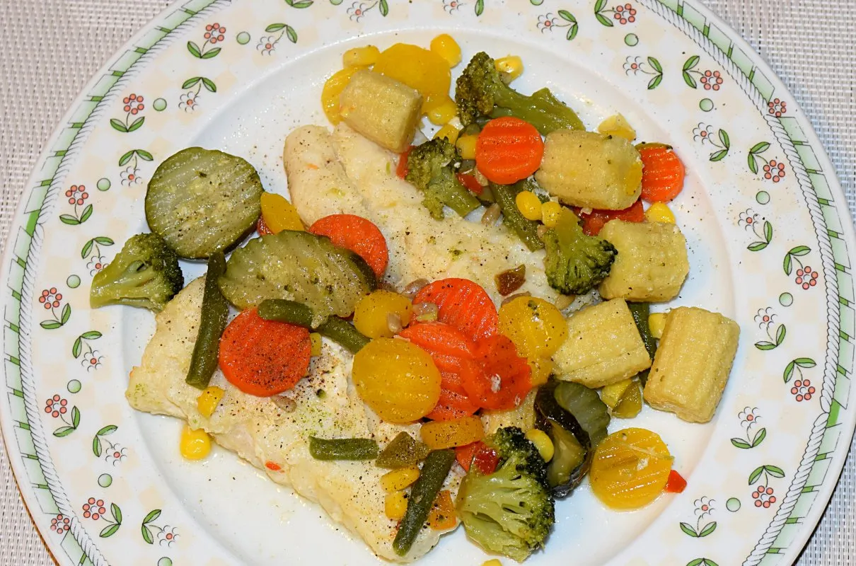 Dorsz z warzywami: brokuły, marchewka, kukurydza, ogórek kiszony. Idealny sposób, jak przyrządzić dorsza dietetycznie.