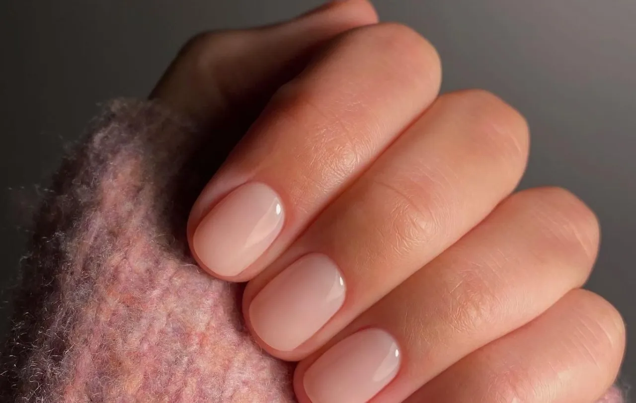 paznokcie komunijne trendy lipgloss nails glazed donut minimalistyczne zdobienia