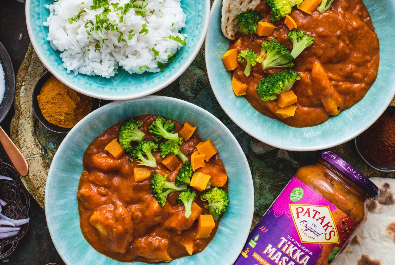 Sos Tikka Masala w miseczce z kolendrą