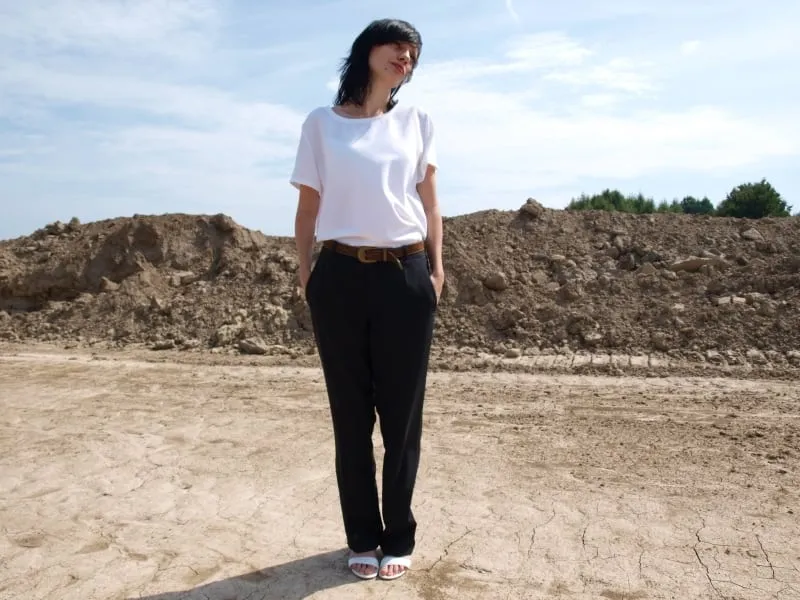 klasyczne stylizacje czarne spodnie biała bluzka beżowa bluzka