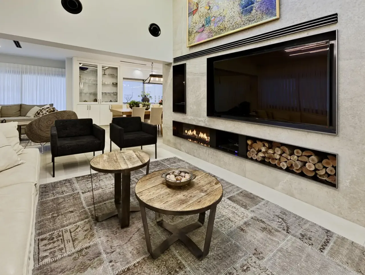 komin zintegrowany z zabudową RTV półki