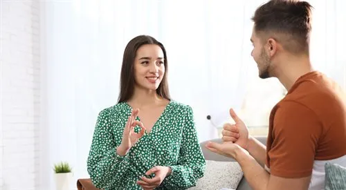 Osoba zastanawiająca się nad wyborem języka, z dymkami myślowymi symbolizującymi r&oacute;żne języki i cele