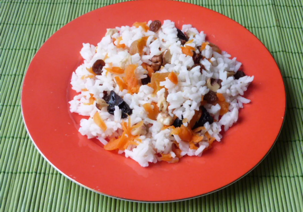 bakalie i orzechy do ryżu, miska z ryżem na słodko z orzechami i suszonymi owocami