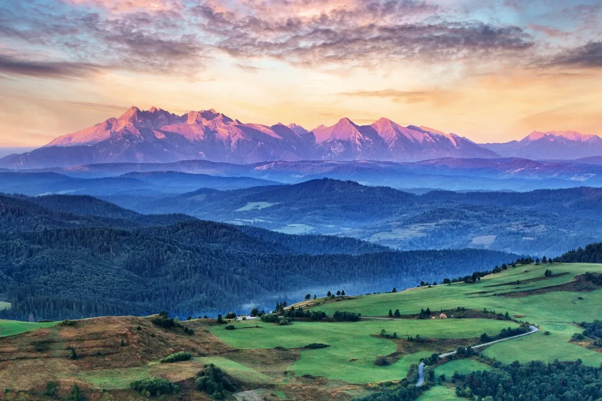 Widok na Tatry o wschodzie słońca, idealne na weekendowe odkrywanie najpiękniejszych miejsc w Polsce.