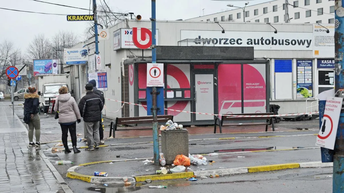 Osoba zdezorientowana na dworcu autobusowym