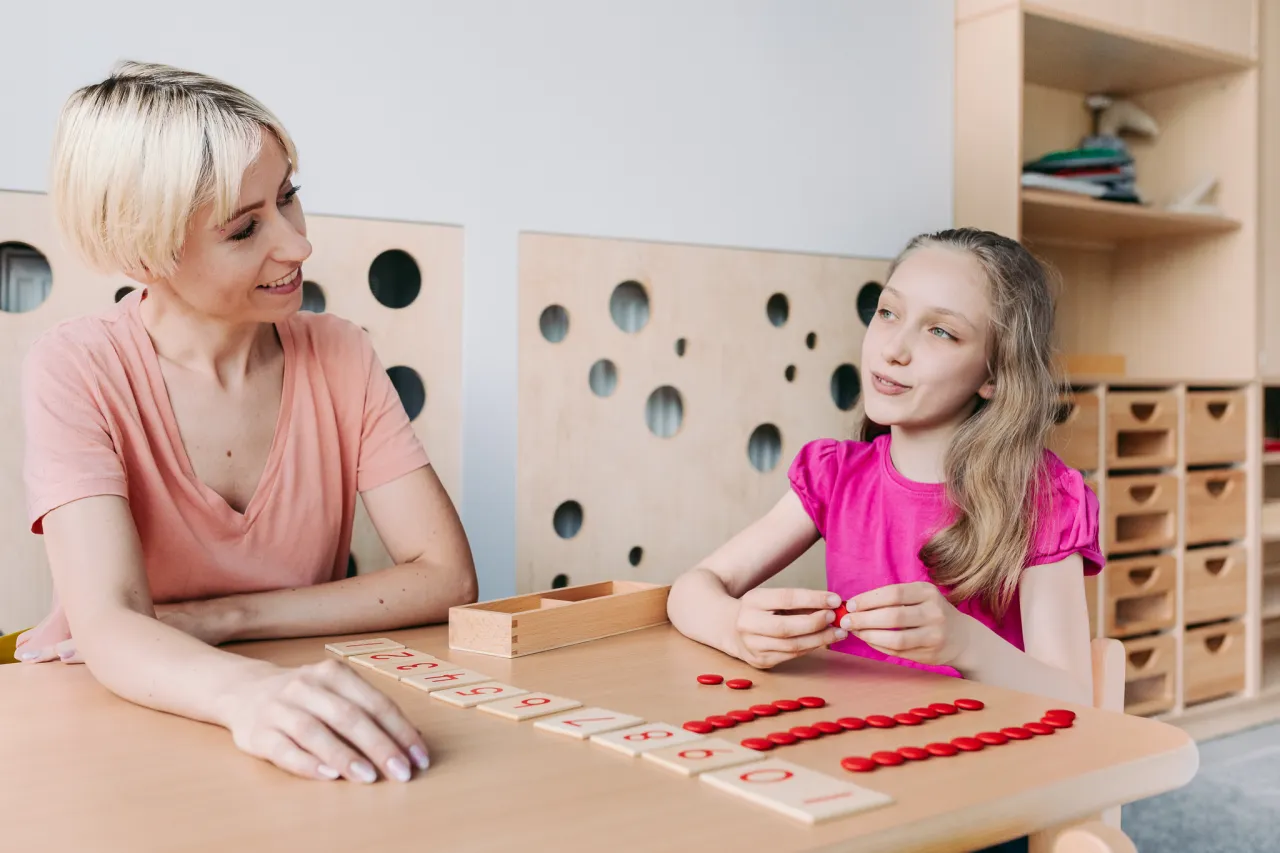 dziecko ćwiczące terapię pedagogiczną
