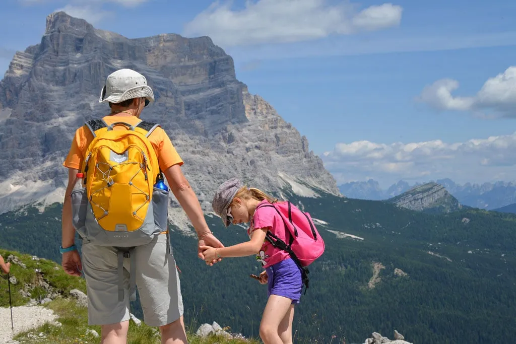 famiglia con bambini escursione montagna facile