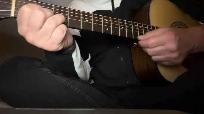 Zdjęcie Sen o Warszawie chwyty na gitarę – zagraj tę piękną piosenkę