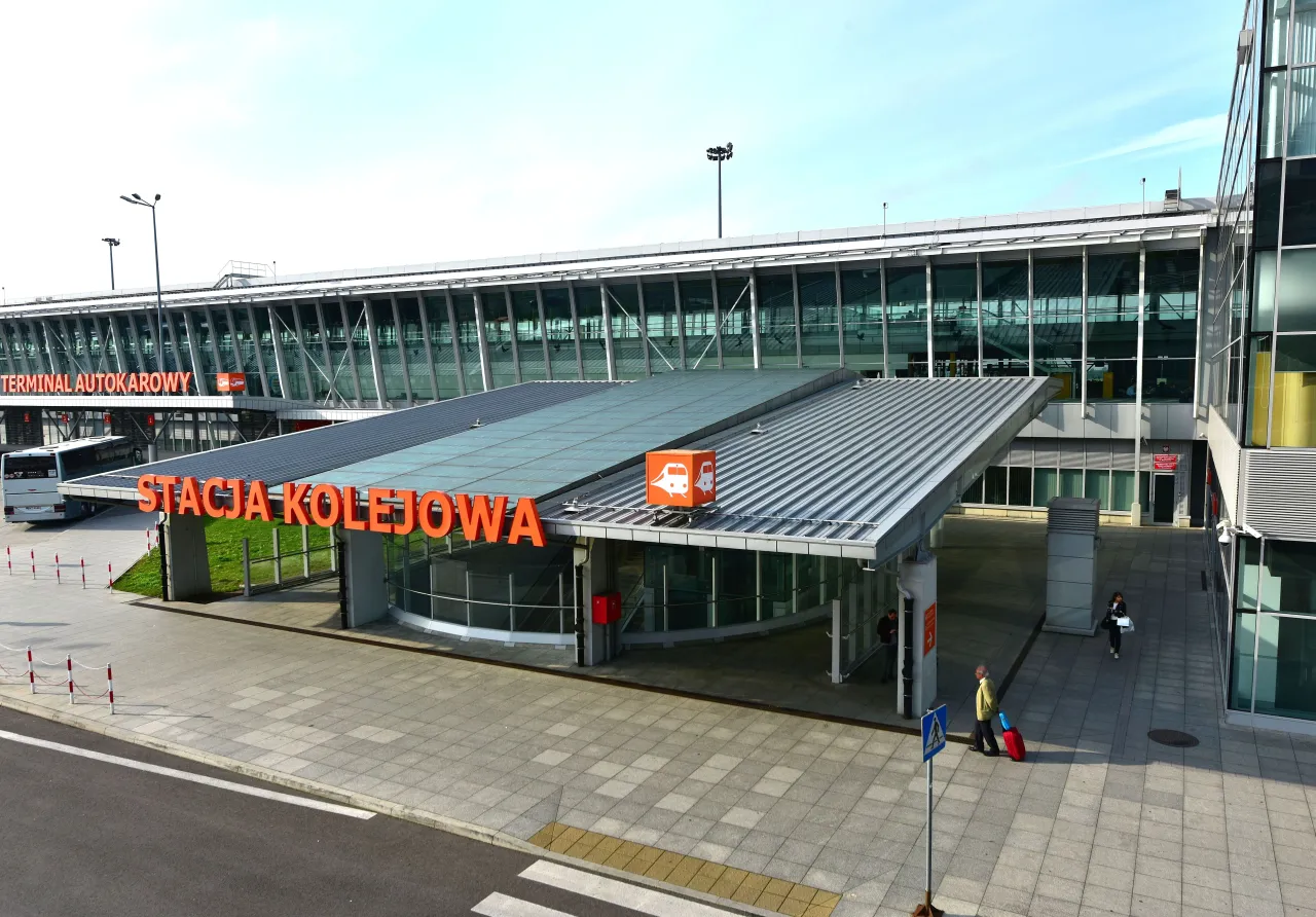 Zdjęcie Jaki pociąg jedzie na lotnisko Chopina: kompletny rozkład połączeń 2025