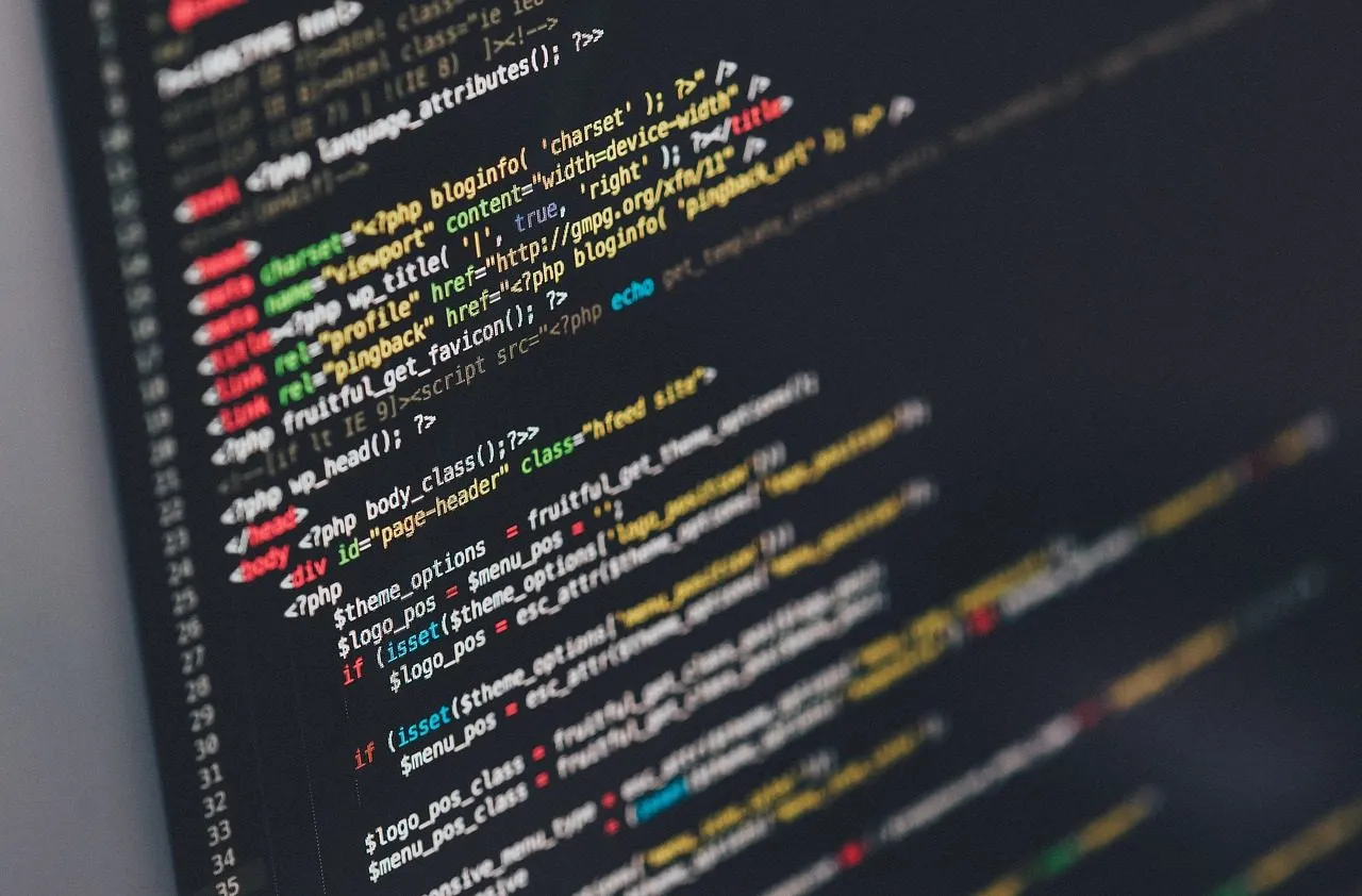 Kod PHP na ekranie komputera. Widać fragmenty kodu, które mogą pomóc w zrozumieniu, jak sprawdzić czy domena jest wolna.