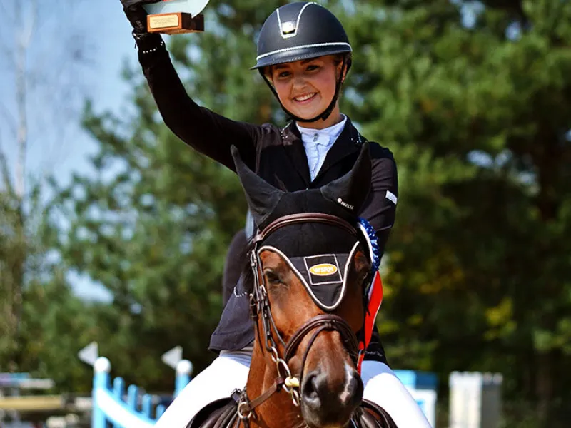 Jeździec w stroju egzaminacyjnym na koniu