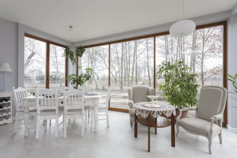 Białe krzesło shabby chic inspiracje