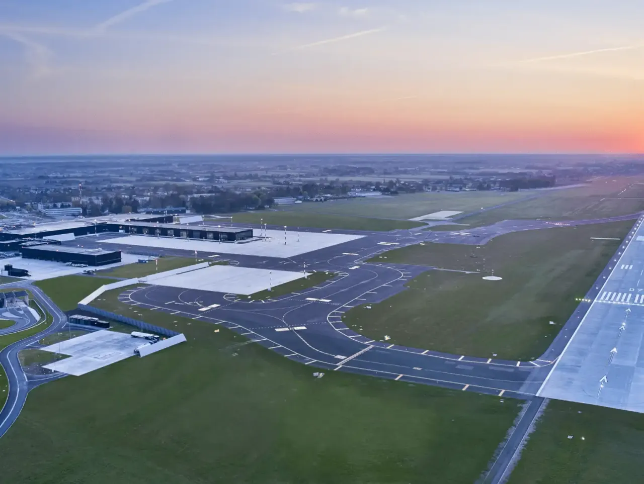 Lotnisko Warszawa-Radom terminal i samoloty