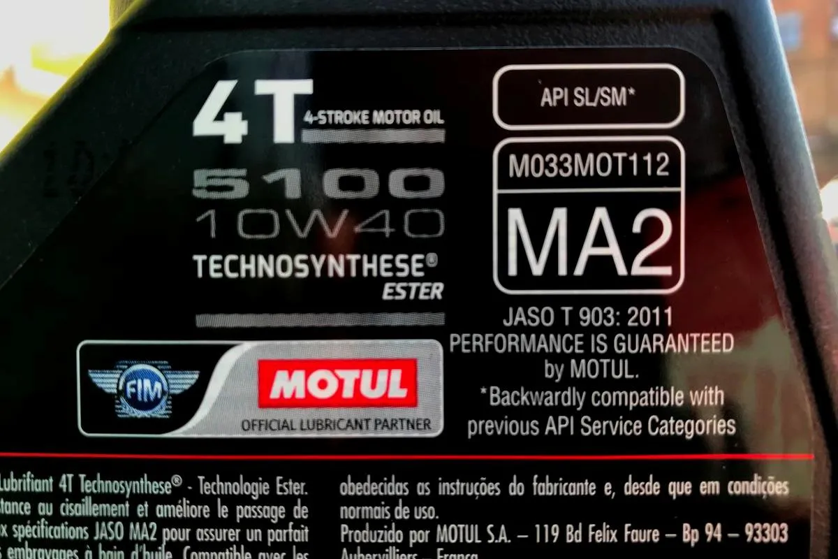 etykieta oleju silnikowego motocyklowego z oznaczeniami