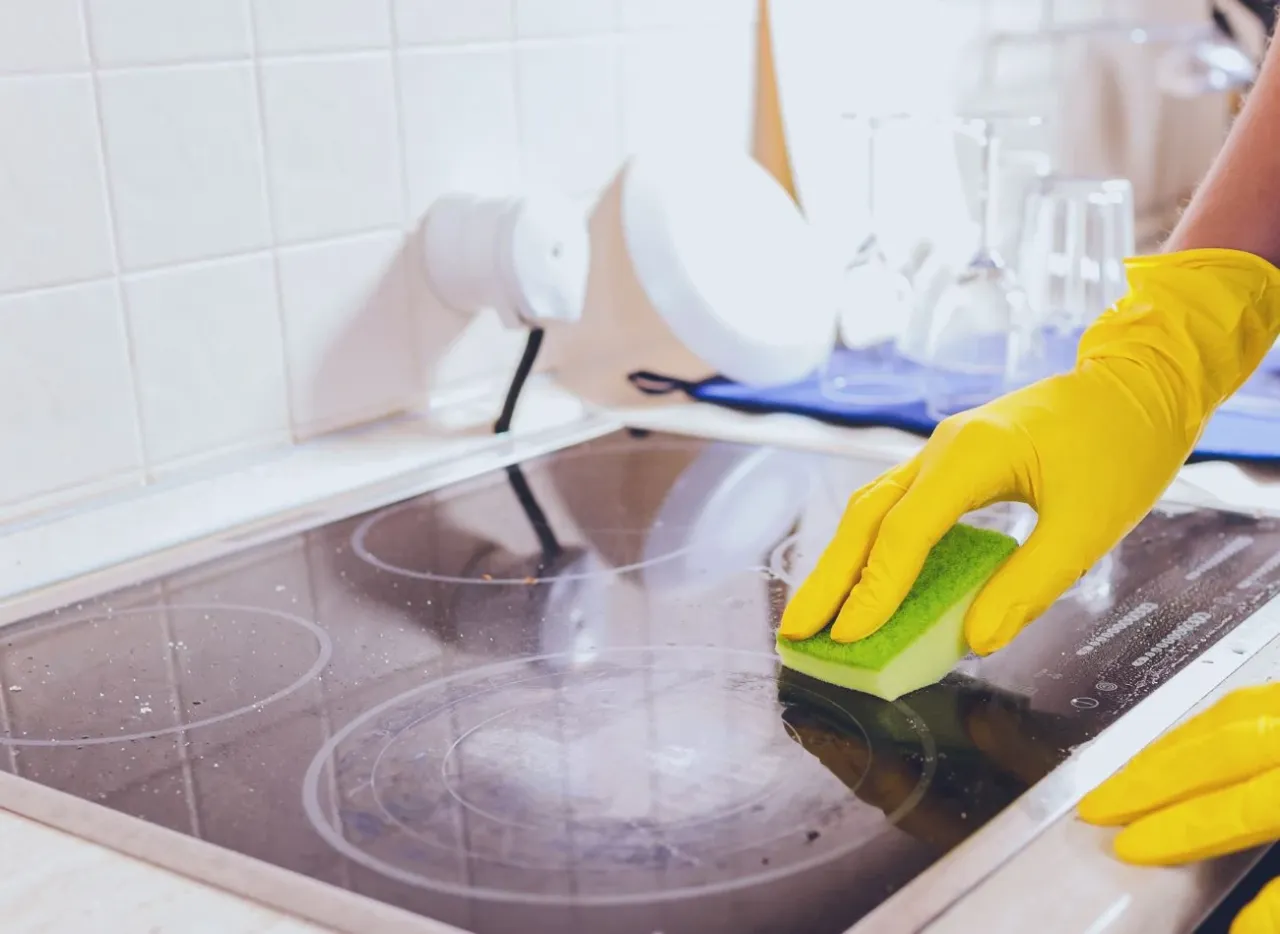 Ocet, soda oczyszczona i kawa mielona na kuchennym blacie