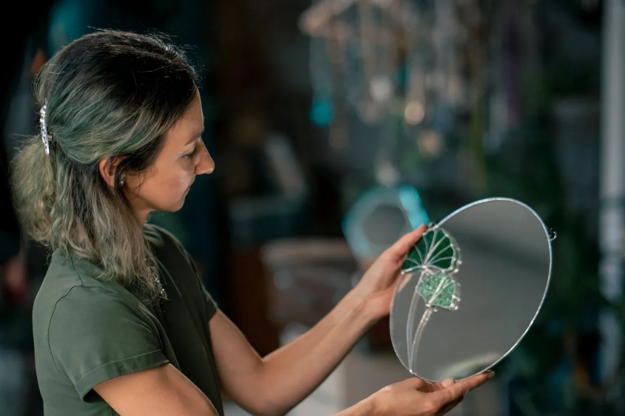 Klejenie pękniętego lustra DIY