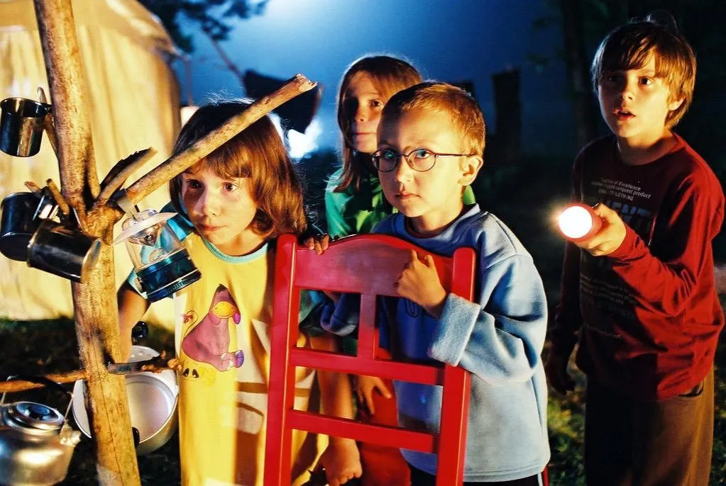 Dzieci czytające książkę Magiczne Drzewo