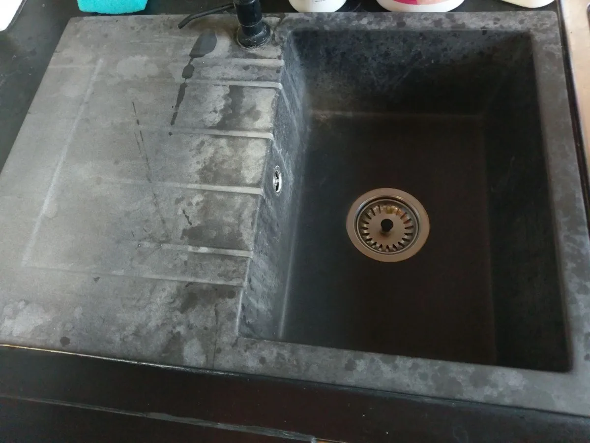 Kamień w zlewie kuchennym