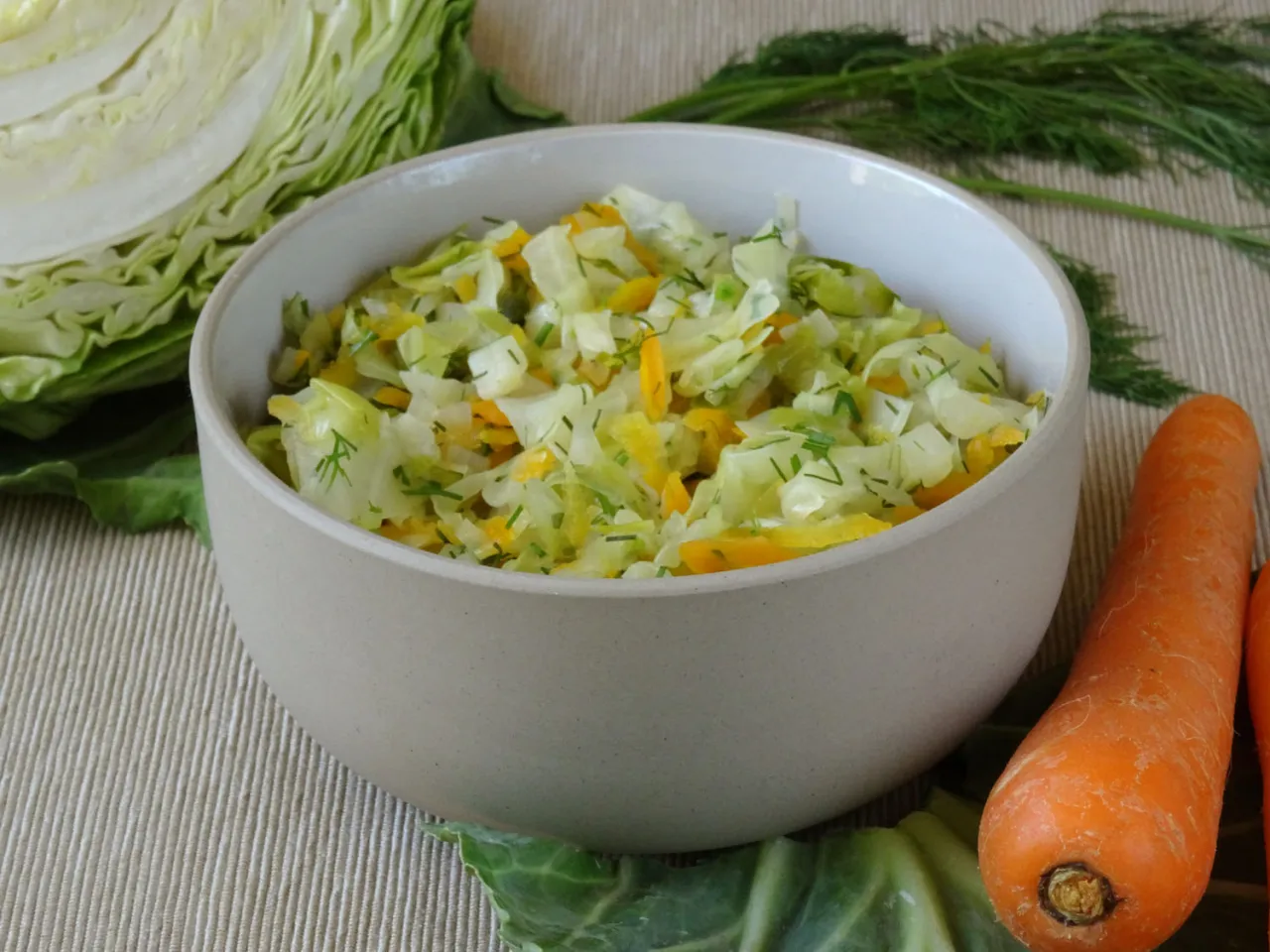 świeża biała kapusta marchew cebula