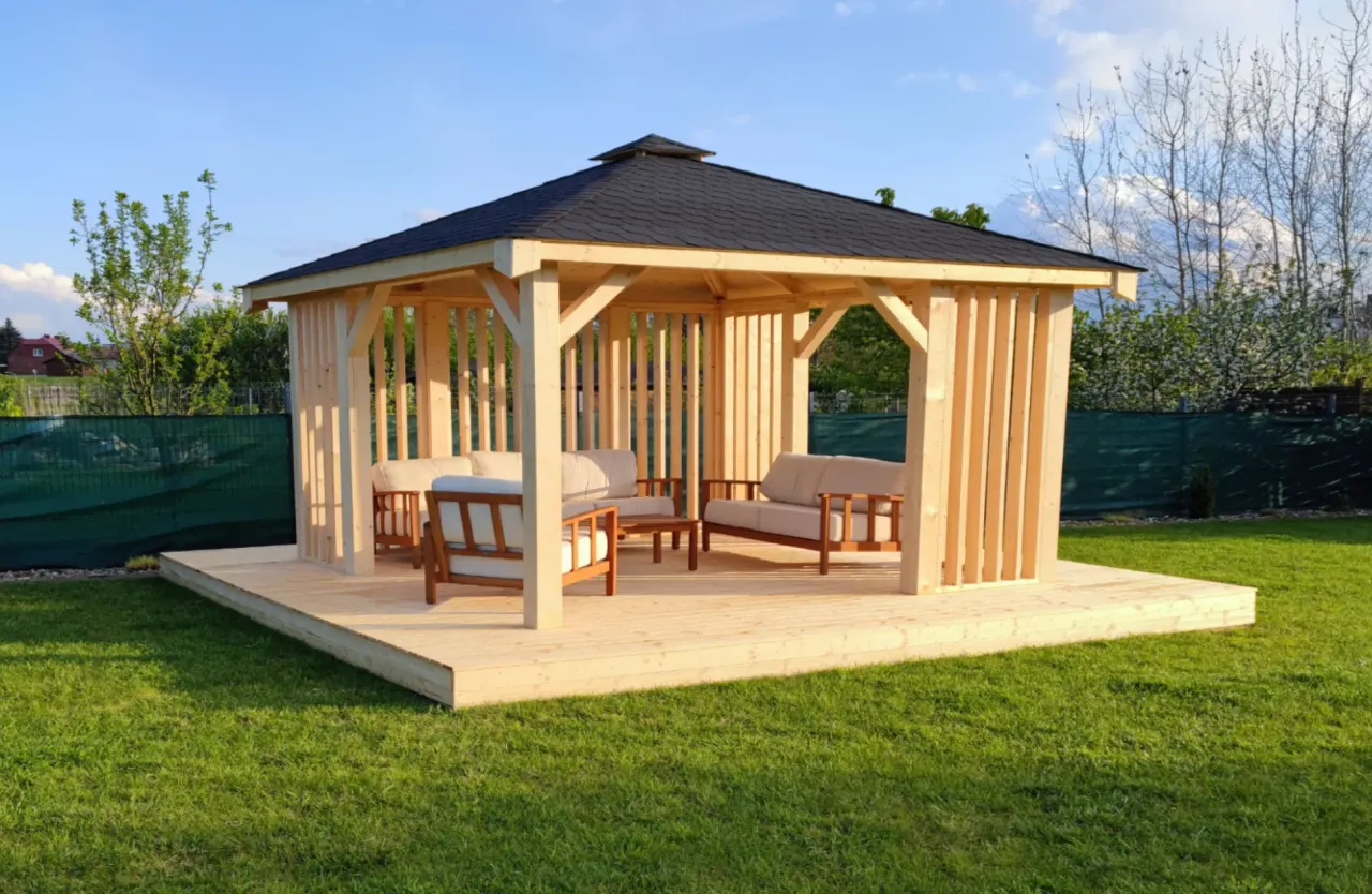 Drewniana altana z meblami wypoczynkowymi na tarasie, idealne miejsce na relaks.