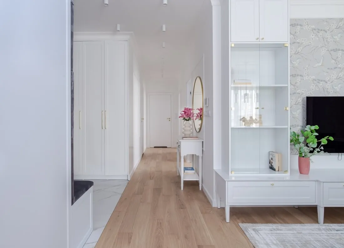 białe meble jasna podłoga inspiracje