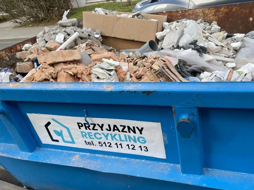 worki po cemencie obok kontenera na odpady budowlane