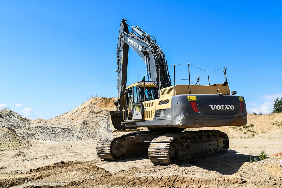 Koparka Volvo na placu budowy. Zastanawiasz się, kurs na koparkę ile trwa? To szkolenie pozwala zdobyć uprawnienia do obsługi ciężkiego sprzętu.