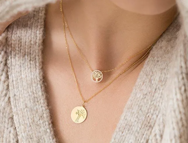 różne naszyjniki celebrytki na modelce