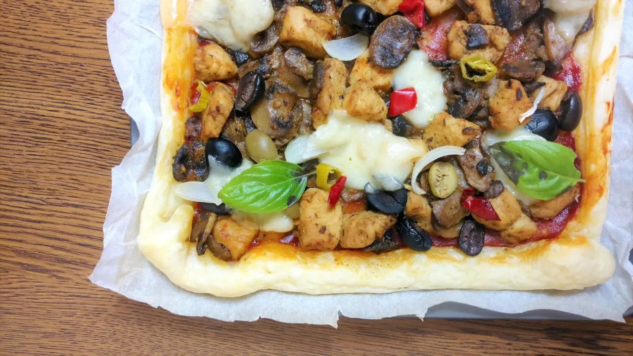 zapiekanka z ciasta francuskiego z kurczakiem i pieczarkami