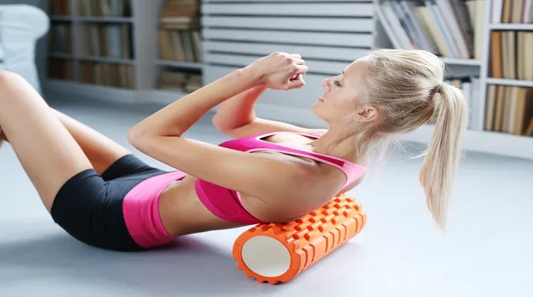 rolowanie mięśni wałkiem piankowym