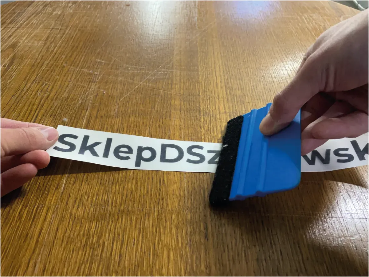 jak nakleić dużą naklejkę na samoch&oacute;d metodą na mokro