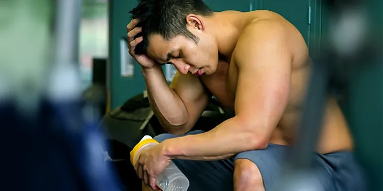 Osoba zmęczona po treningu siłowym