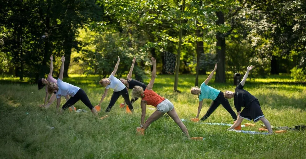 osoba spacerująca w lesie, joga na świeżym powietrzu