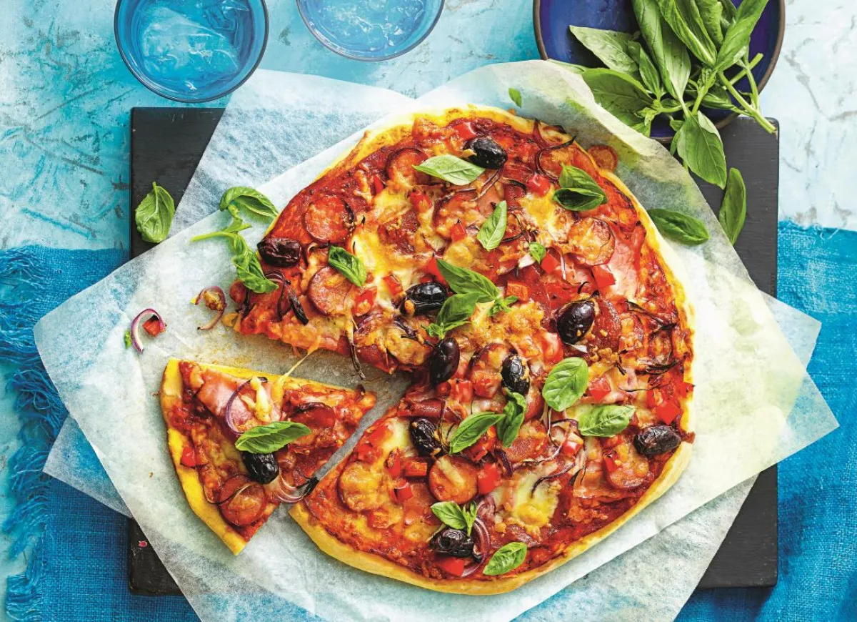 Pyszna pizza z kiełbasą, oliwkami i bazylią. Idealny przepis na pizzę bezglutenową, który zachwyci każdego.