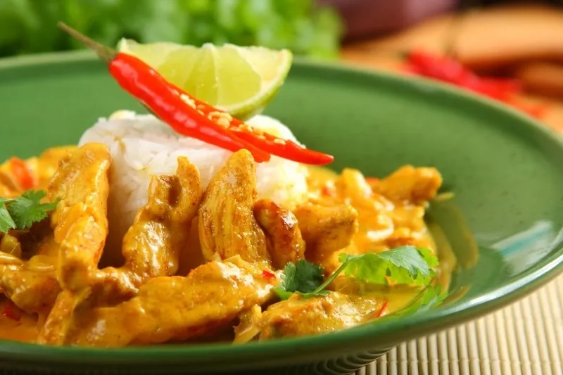 dania z żółtą pastą curry różnorodność