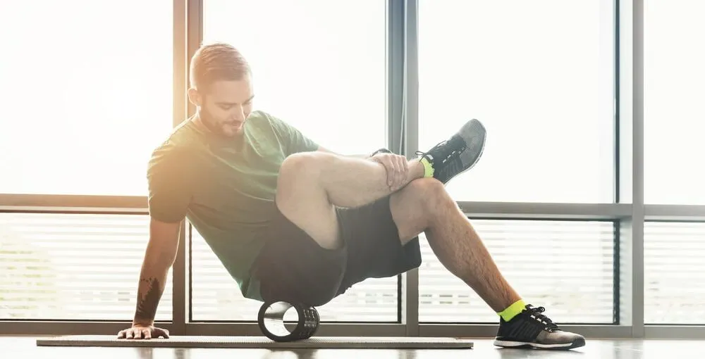 osoba roluje się dynamicznie przed treningiem