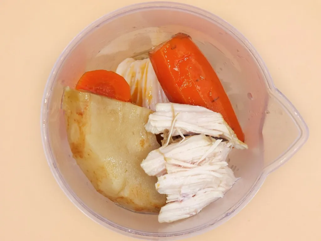 Składniki na pasztet z kurczaka na stole