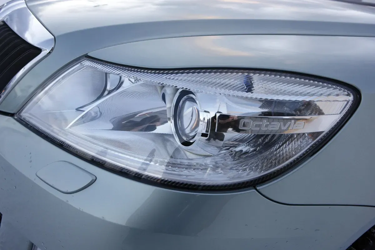 Nowe parujące reflektory LED w Octavii, gotowe na nocną podr&oacute;ż.