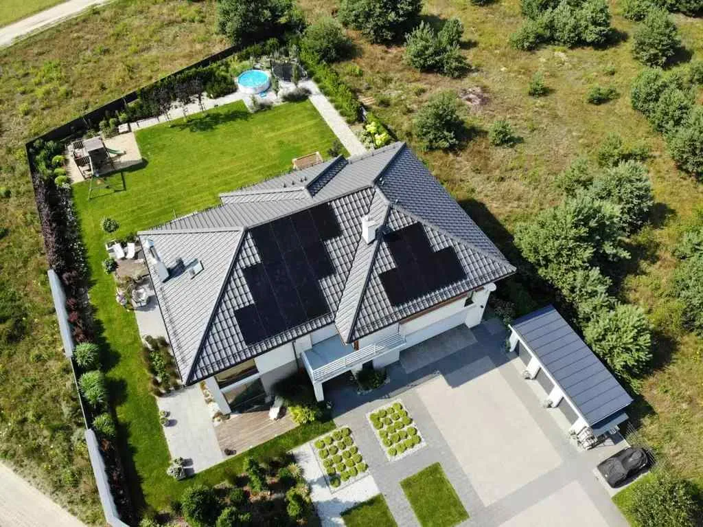Zdjęcie Panele Full Black czy zwykłe – co wybrać dla lepszej efektywności?